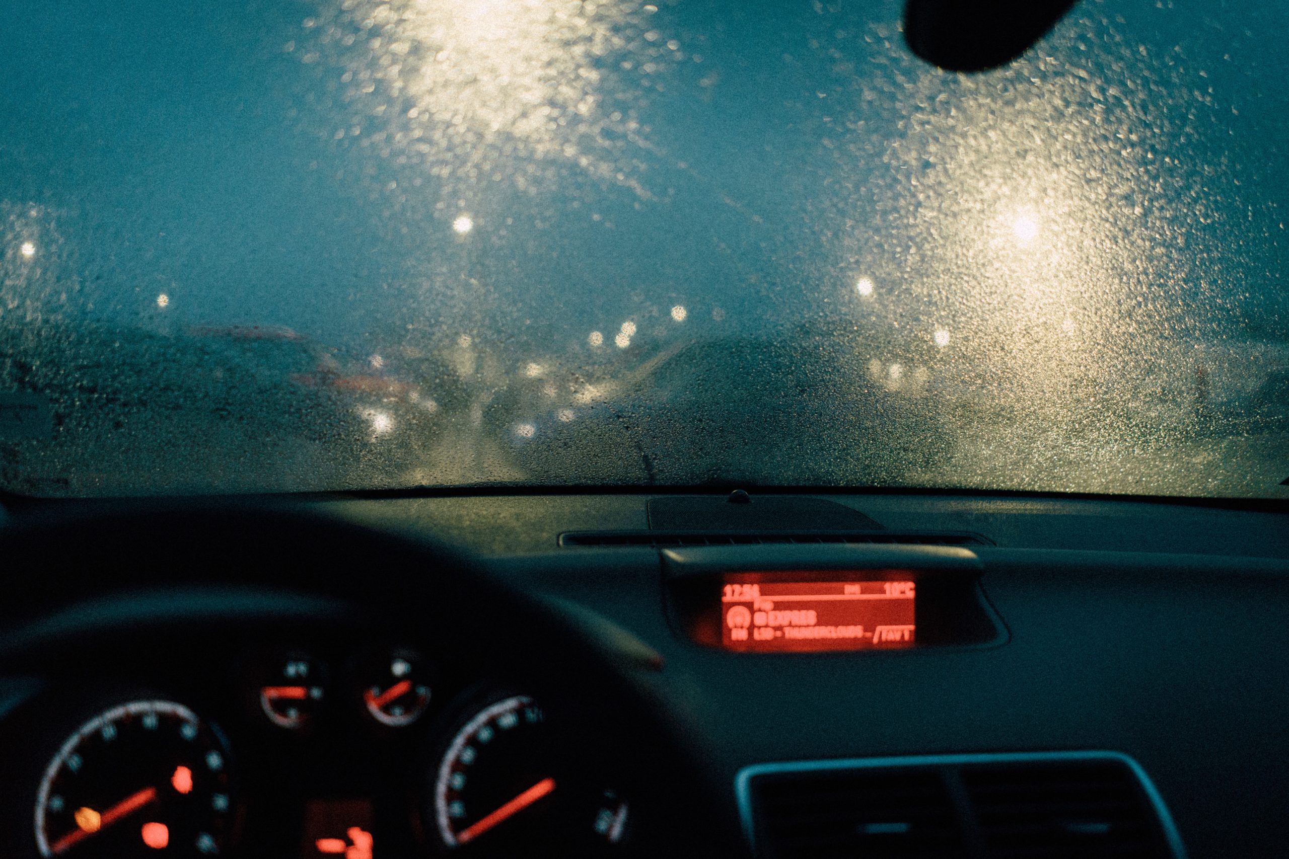 Conduite par temps de pluie : 5 éléments à vérifier sur votre voiture