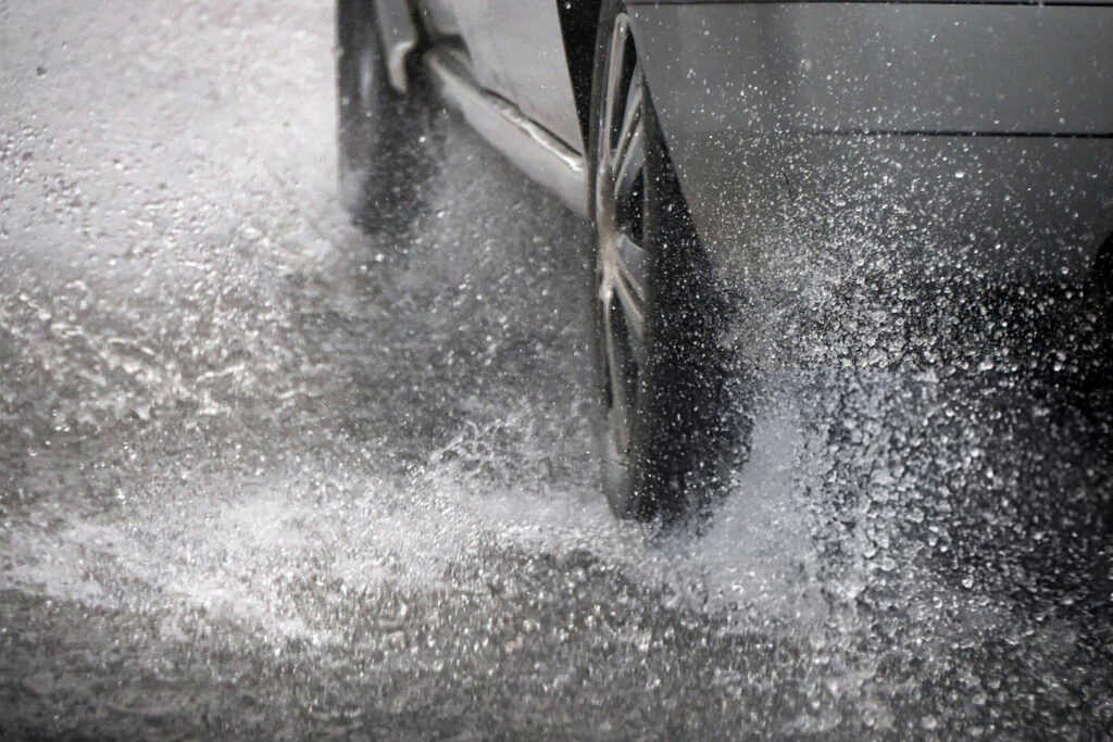 Quels équipements pour tracter en toute sécurité sur route mouillée ?